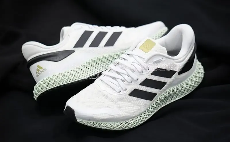 B体育手机网页版登录百度手机输入法2024 年令人惊艳的荧光黄女款老爹鞋
：时尚和舒适兼备